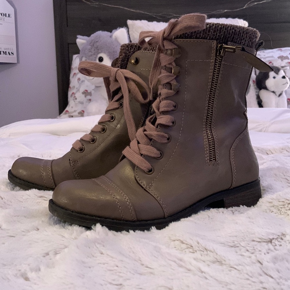 LimeLight size 6.5 grey leather boots, great condition! Very little wear